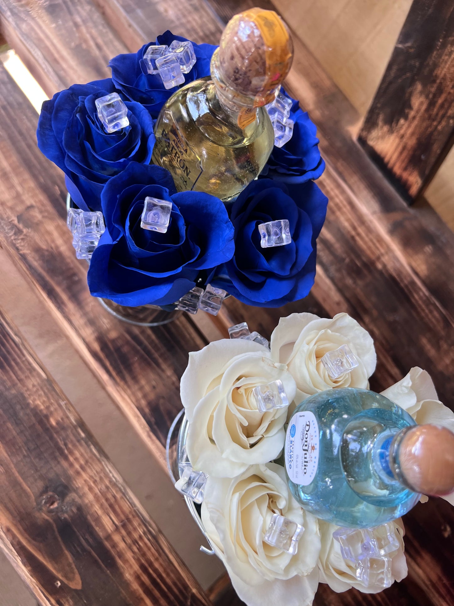 Cubeta Blue rose Arragement