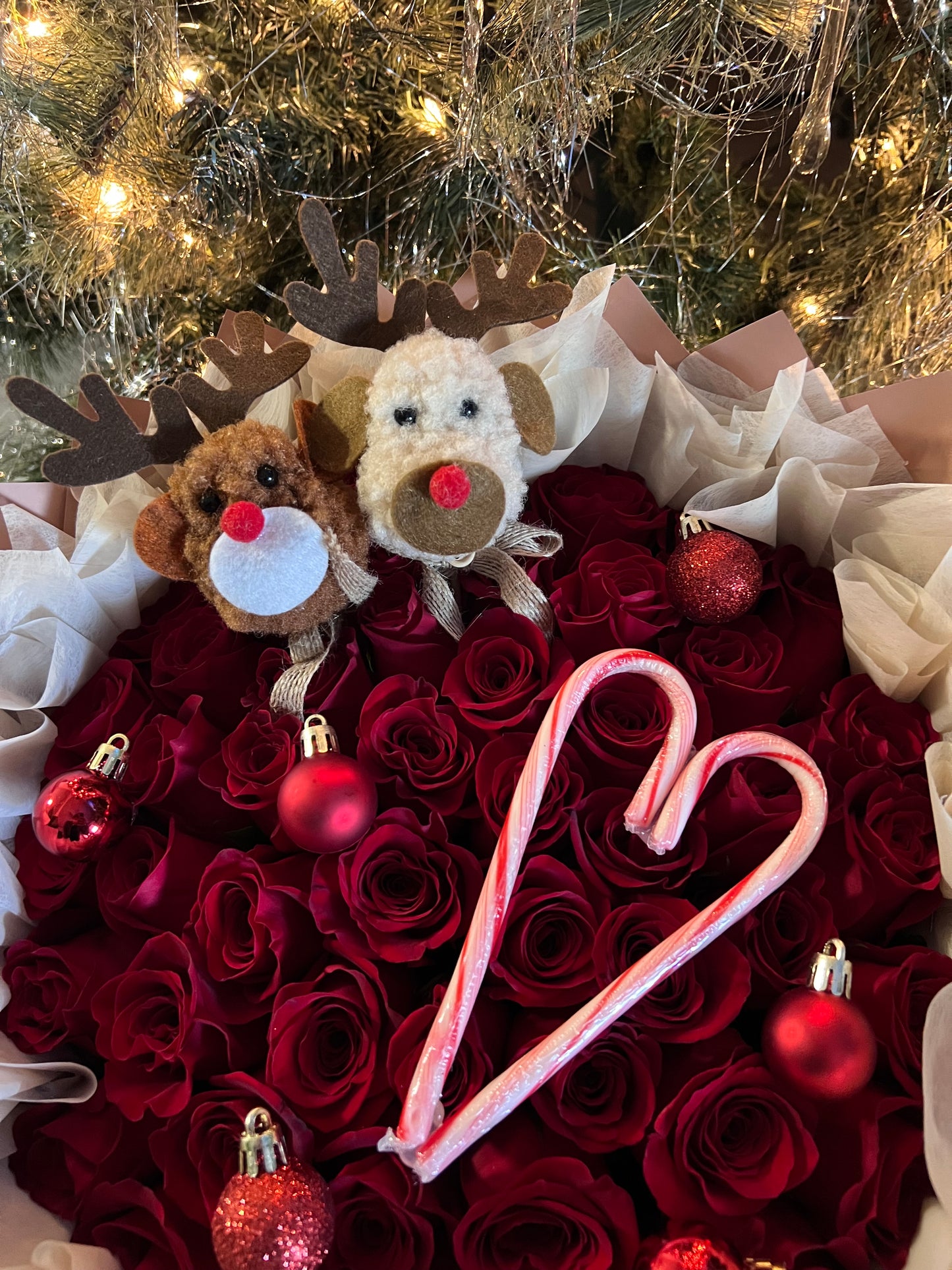 Rudolph’s cozy kiss bouquet