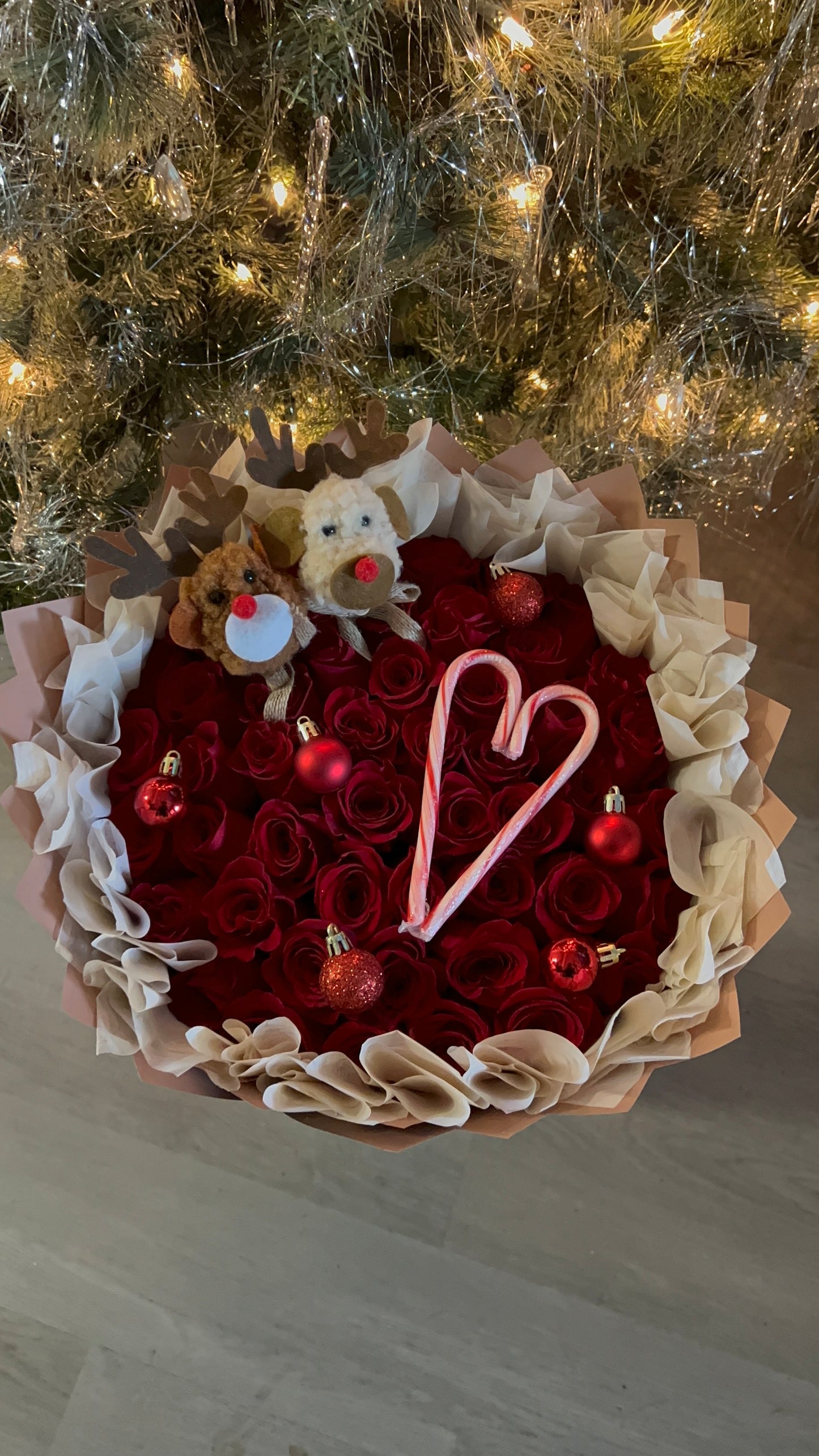 Rudolph’s cozy kiss bouquet