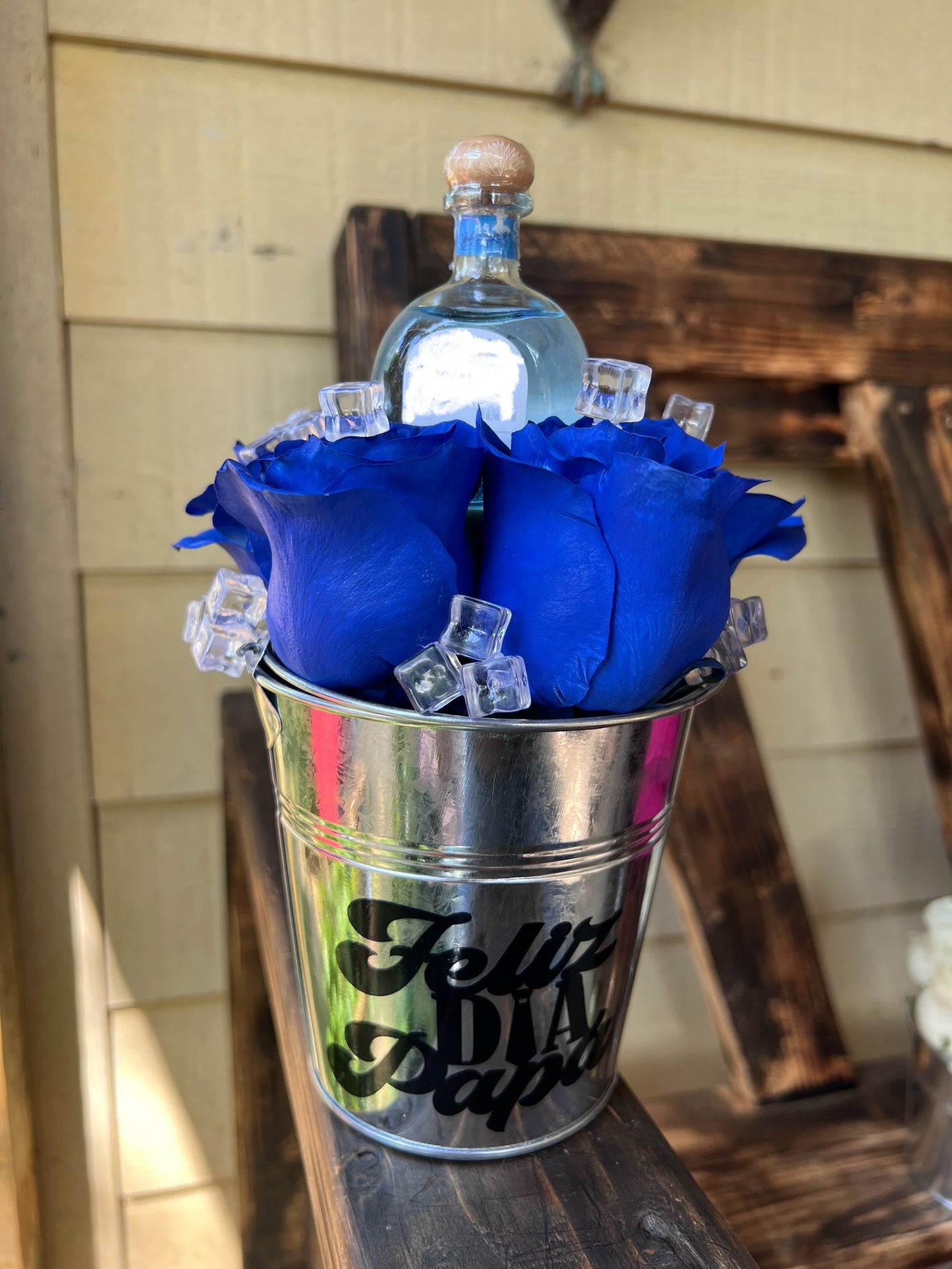Cubeta Blue rose Arragement