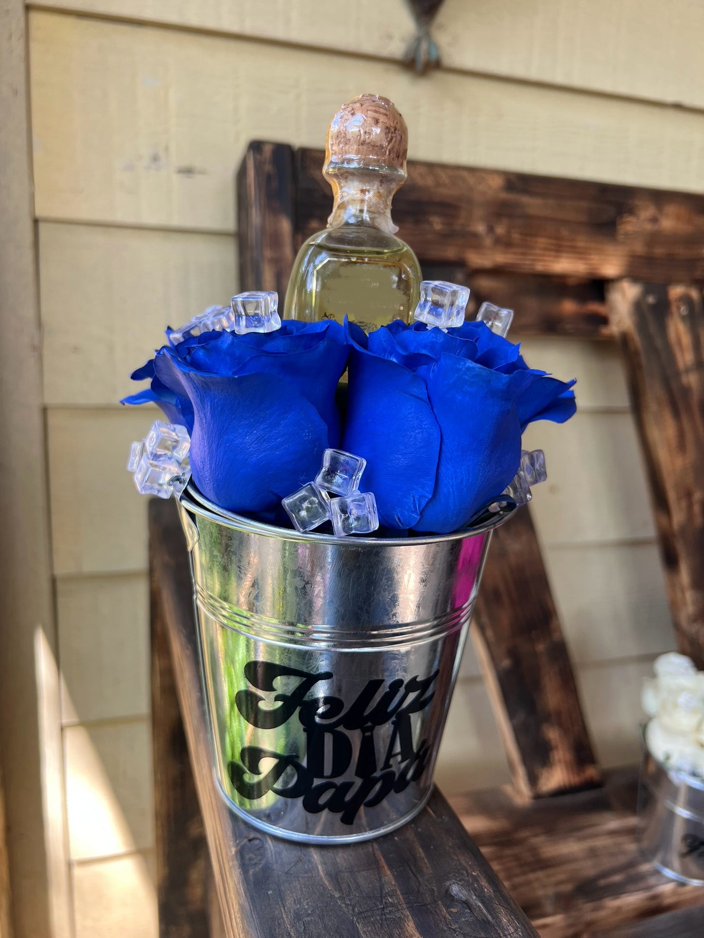 Cubeta Blue rose Arragement