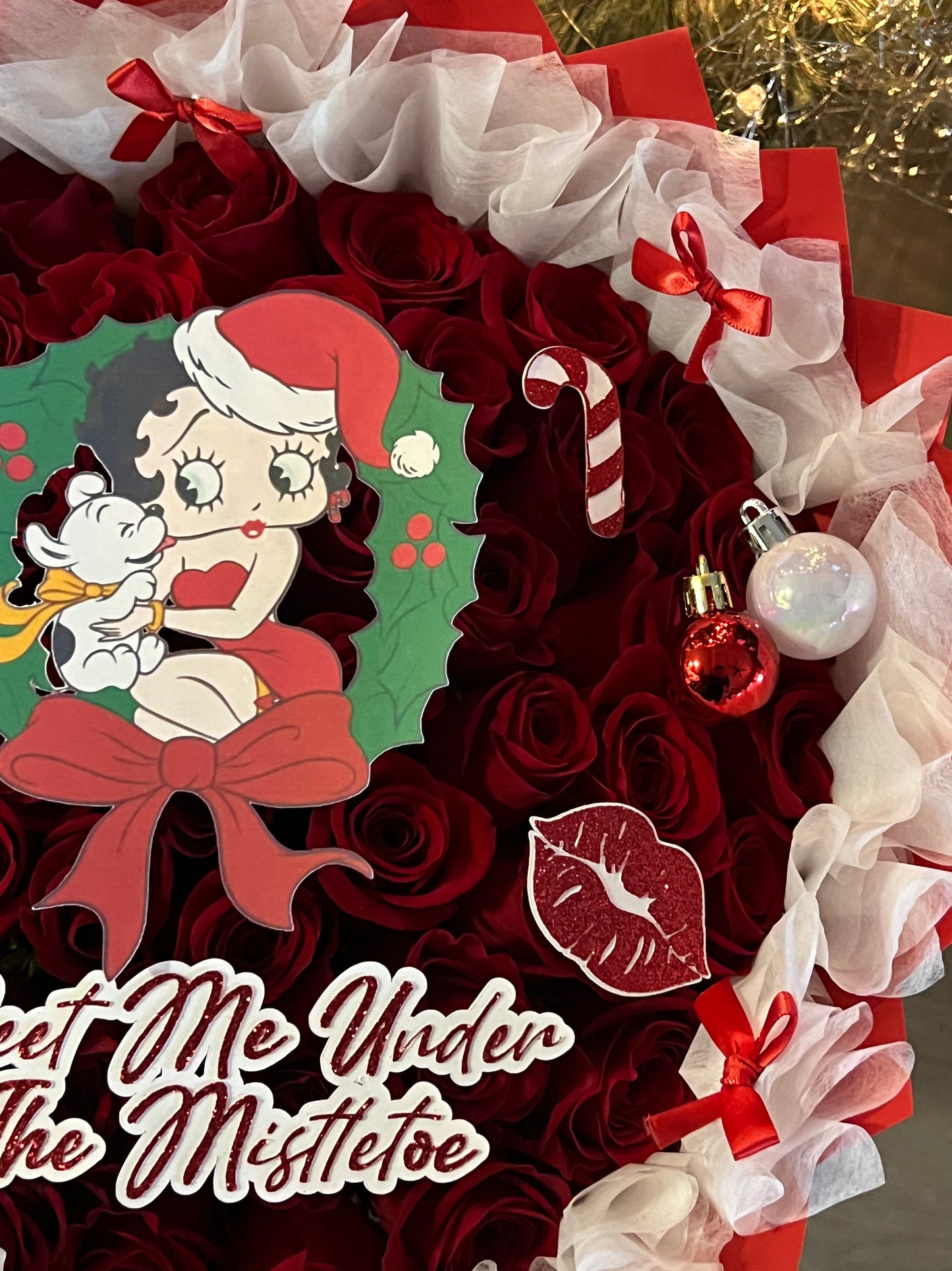 Kisses under the mistletoe bouquet