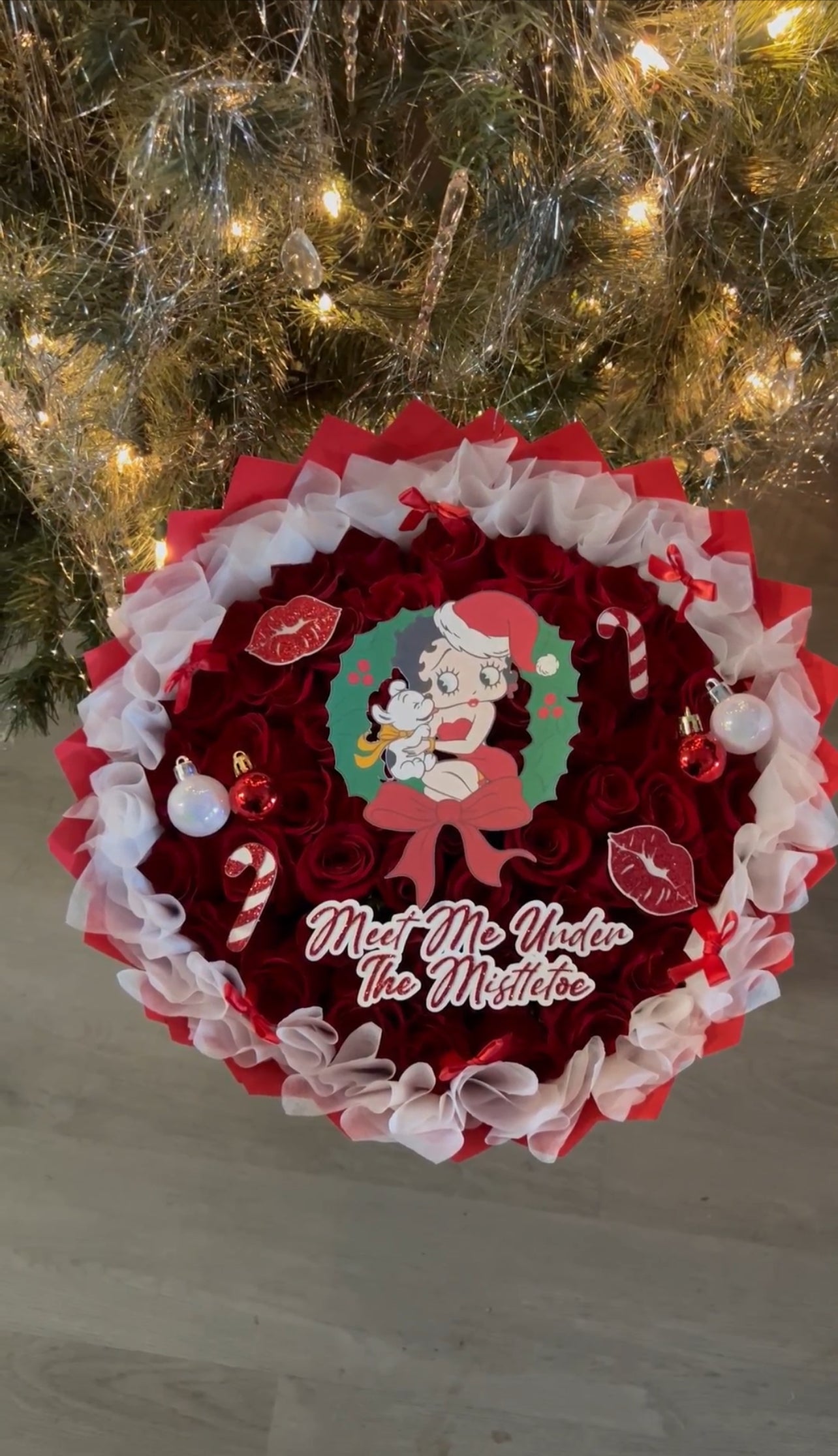 Kisses under the mistletoe bouquet