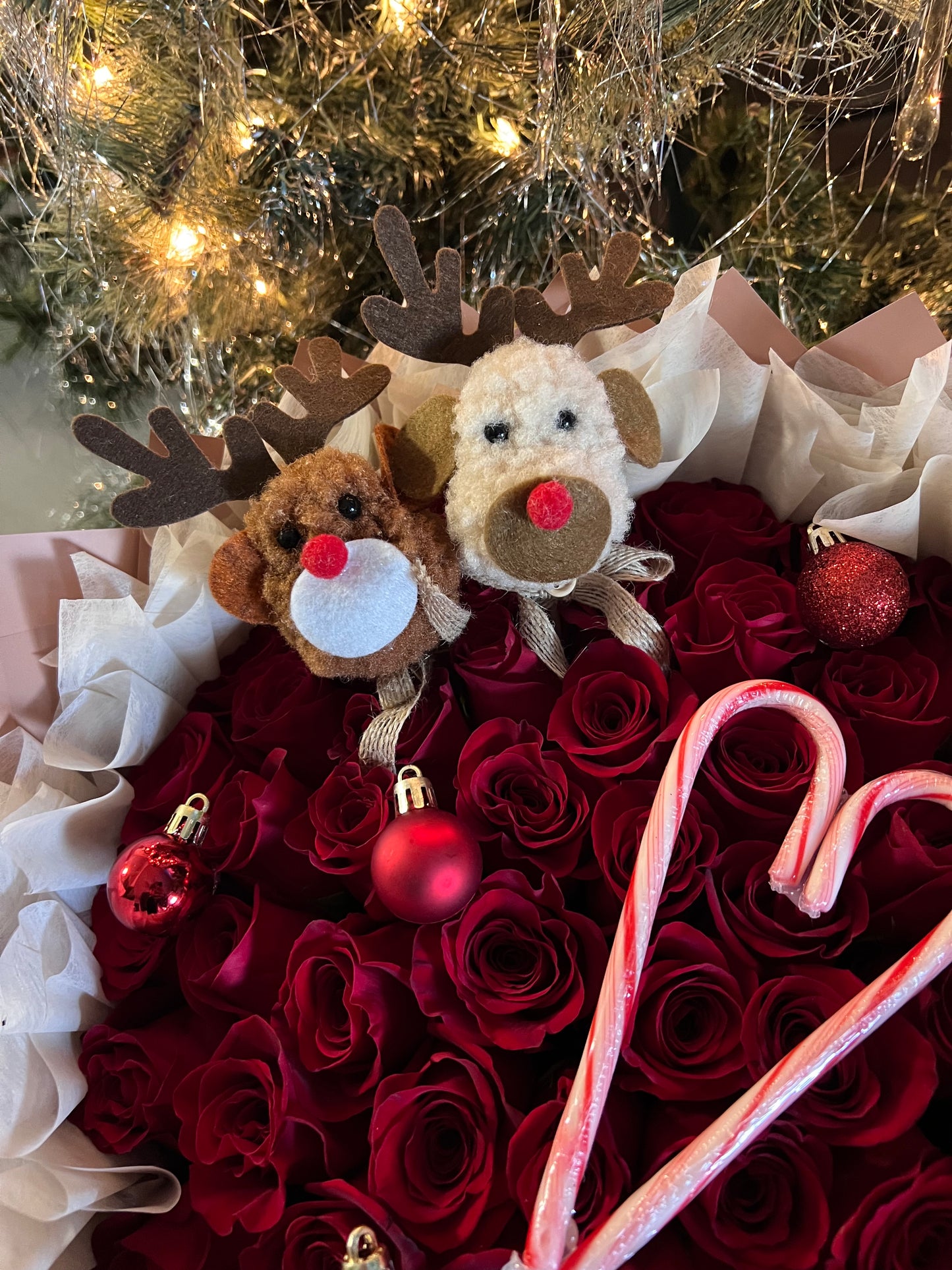 Rudolph’s cozy kiss bouquet