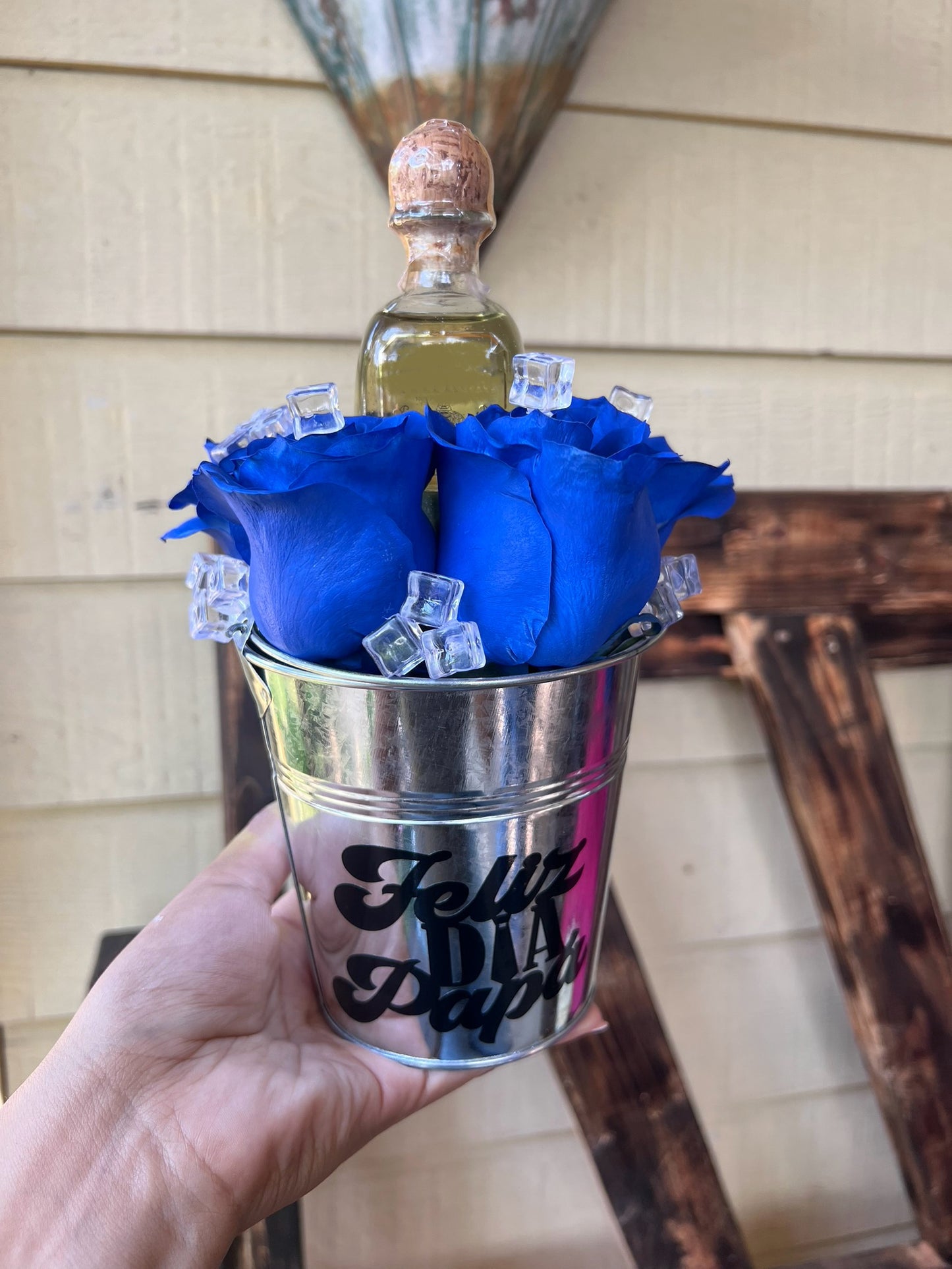 Cubeta Blue rose Arragement